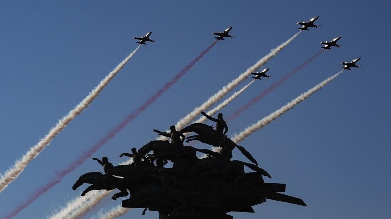 İzmir Semalarında Zafere Dair Coşku: Türk Yıldızları ve SOLOTÜRK’ten Etkileyici Gösteri