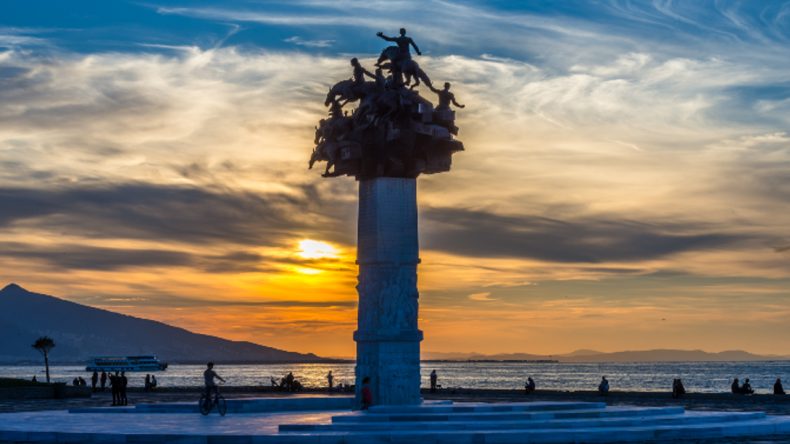 İzmir'in Çeşitli Etkinliklerine Ev Sahipliği Yapıyor: Gündoğdu Meydanı'na Nasıl Gidilir?