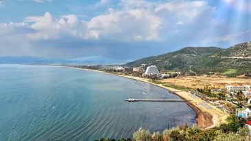 İzmir'in &Uuml;nl&uuml; Pamucak Plajında &Uuml;z&uuml;c&uuml; Manzaralar
