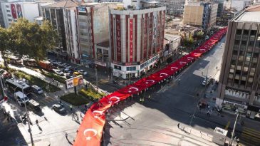 İzmir'de 9 Eyl&uuml;l Kutlamaları Başladı: Yer G&ouml;k Kırmızı-Beyaz