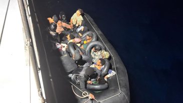 İzmir'de G&ouml;&ccedil;men Operasyonu: 20 Kişi Kurtarıldı