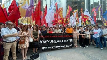 İzmir'de Kayyum Protestosu: T&uuml;rkiye Demokrasi Tarihine Kara Bir Leke Olarak Ge&ccedil;ecek