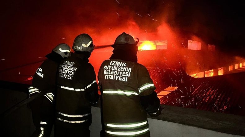 İzmir'de korkutan yangın: İtfaiye ekiplerinin yoğun çalışmasıyla söndürüldü!