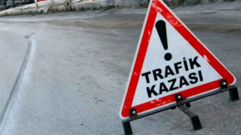 İzmir'de Seyir Halindeki Motosiklet Devrildi, Sürücü Hastaneye Kaldırıldı