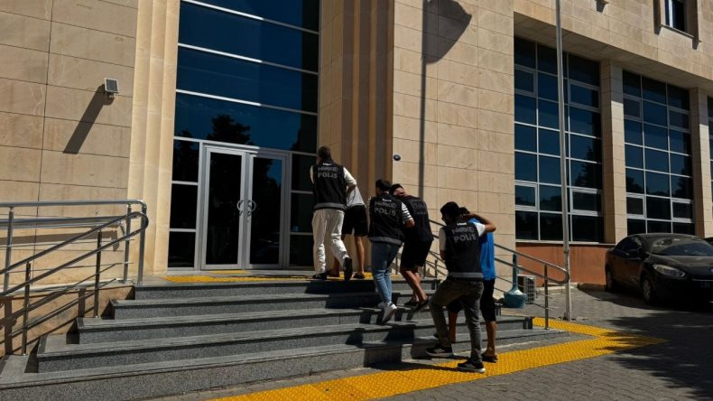 İzmir'de Uyuşturucu Operasyonu: 11 Kişi Tutuklandı