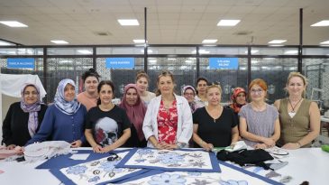 İzmirli kadınlar üreterek güçlenecek: Meslek Fabrikası'nda emek bütçeye dönüşüyor