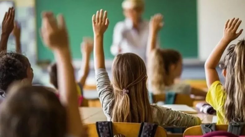 İzmirli Velileri Şaşkına Çeviren Durum: Öğrenciler İnşaatta Ders Yapıyor!