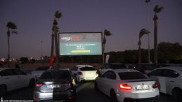 İzmirlilerin Arabada Film Keyfi!