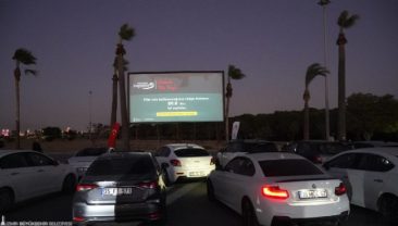 İzmirlilerin Arabada Film Keyfi!