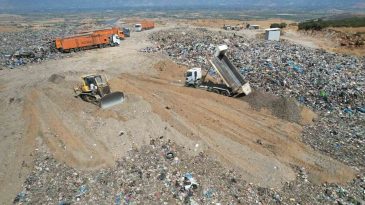 İzmir&rsquo;in &Ccedil;&ouml;p&uuml; Tire&rsquo;ye D&ouml;k&uuml;ld&uuml;: Kamyonlar Su&ccedil;&uuml;st&uuml; Yakalandı