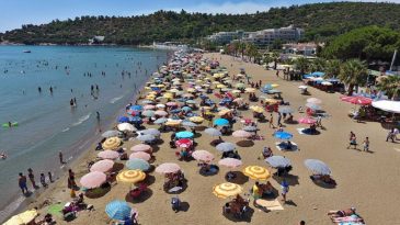 İzmir&rsquo;in incisi: Sezonun son deniz keyfini burada ta&ccedil;landırın, altın renkli incecik kumlarında mest olacaksınız