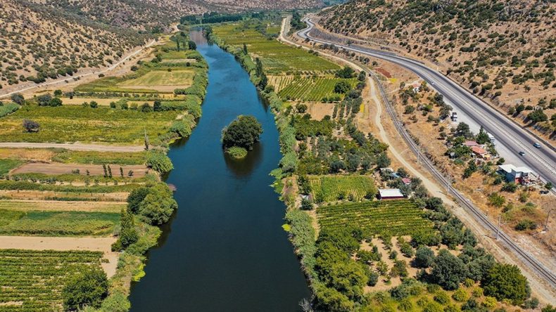 İzmir’in Menemen İlçesi: Çilek ve Üzüme Ev Sahipliği, Binlerce Yıllık Çömlekçilik Geleneğiyle Fark Yaratıyor