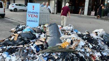 İzmir&rsquo;de &Ccedil;&ouml;p Krizine Pankartlı Tepki: "Bir D&uuml;ş&uuml;n&uuml;n, Ya Bir de &Uuml;lkeyi Y&ouml;netselerdi"