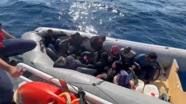 İzmir&rsquo;de Sahil G&uuml;venlik Alarmda: 92 G&ouml;&ccedil;men Kurtarıldı