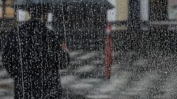 İzmir&rsquo;de Sıcak Havalara Kısa Bir Ara: Yağmur S&uuml;rprizi!