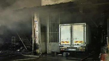 Kemalpaşa'da Korkutucu Yangın: İş Yerleri ve Ara&ccedil;lar K&uuml;l Oldu