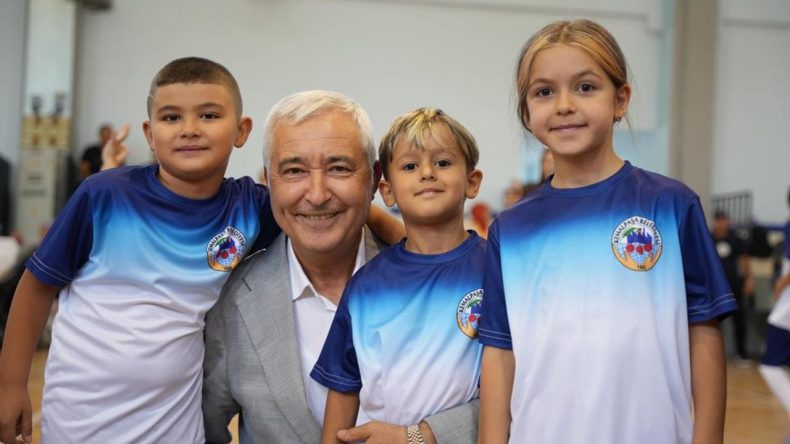 Kemalpaşa'da Minik Sporculara Forma Dağıtımı