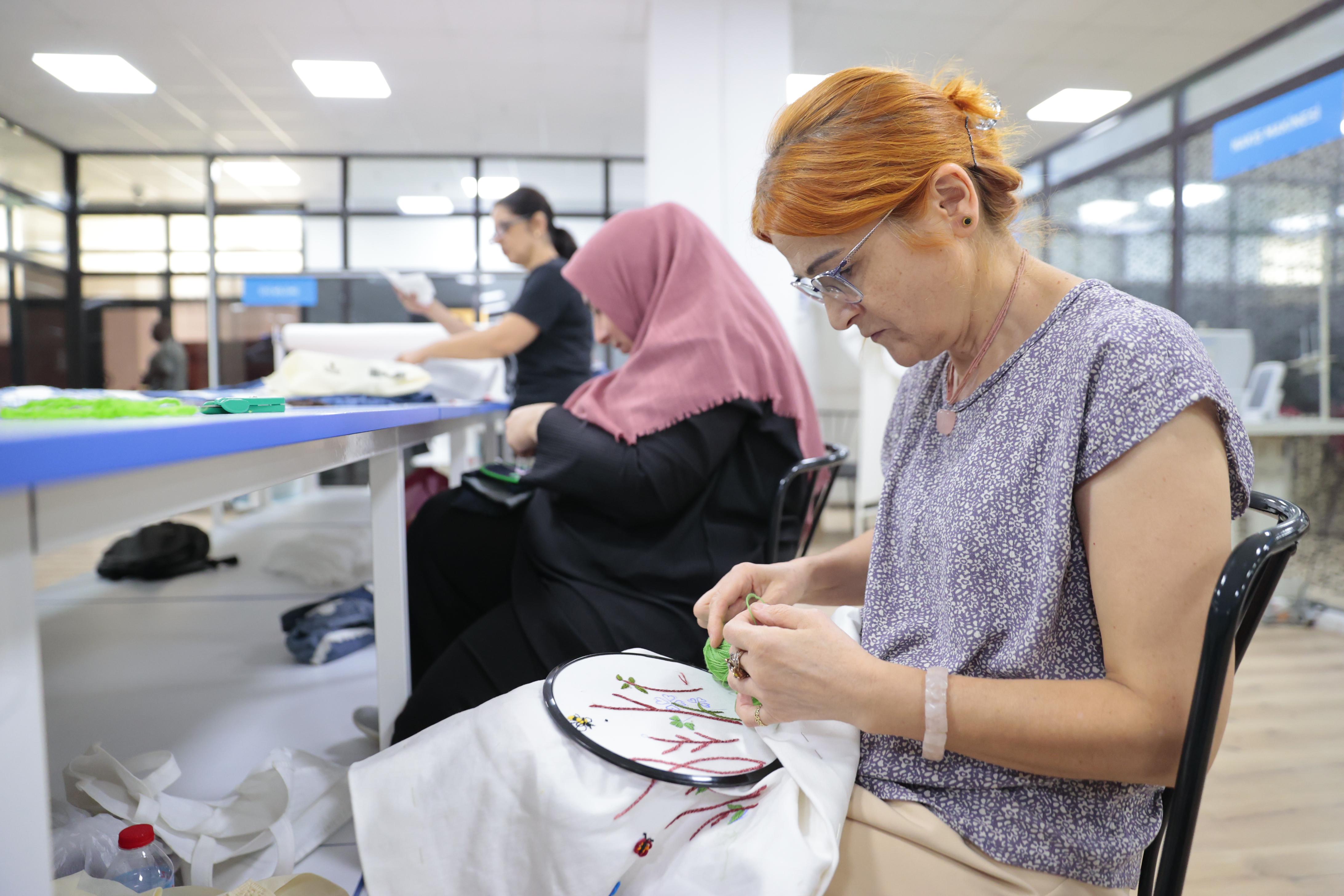 Hüsniye Tamercan el işlerini sergiliyor.