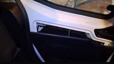 Polisin G&ouml;zlemlediği: Su&ccedil; Aleti Ara&ccedil; Kapısında Ortaya &Ccedil;ıktı