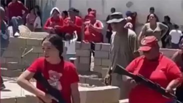 Ülke Savaş Alarmına Geçti, Kadınları da Askere Aldılar