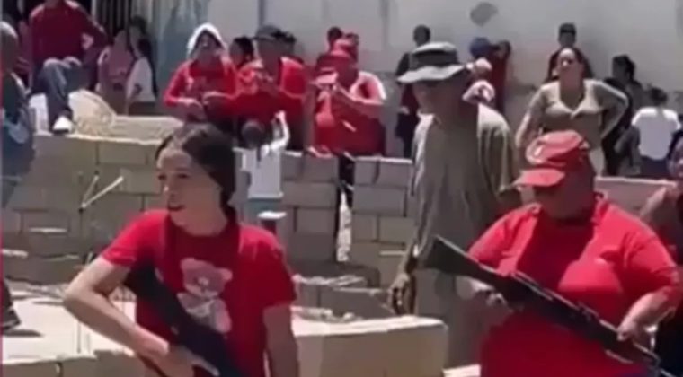 Ülke Savaş Alarmına Geçti, Kadınları da Askere Aldılar