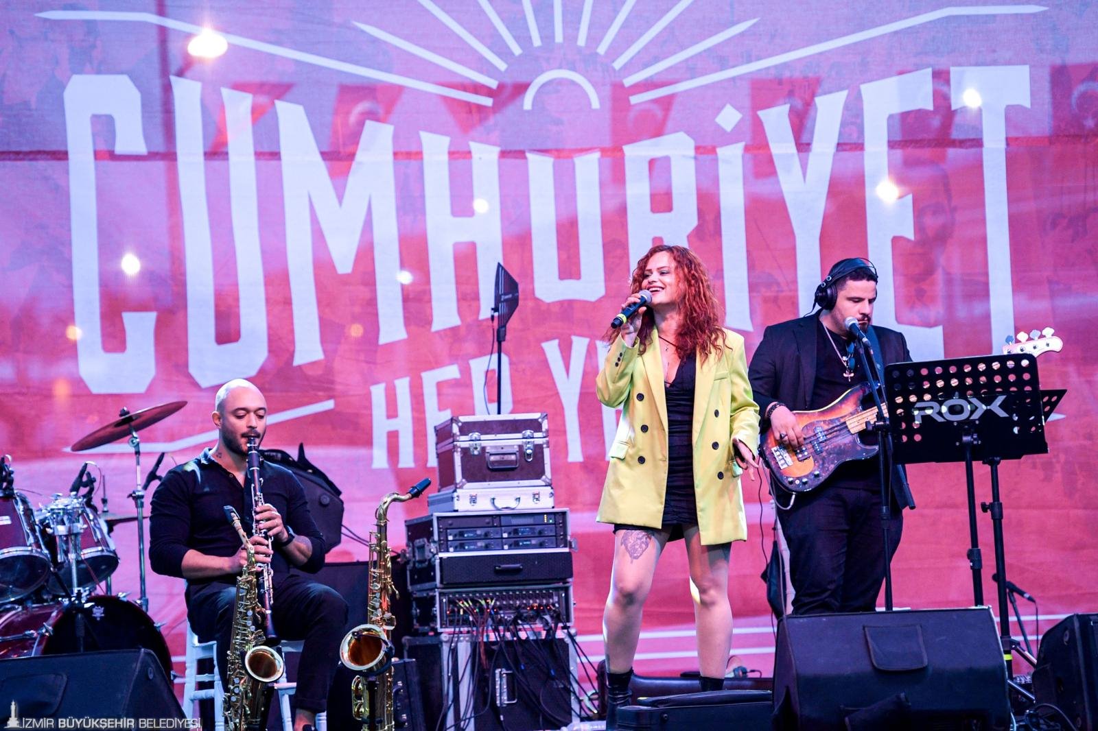 izmirde-cumhuriyet-coskusu-devam-ediyor