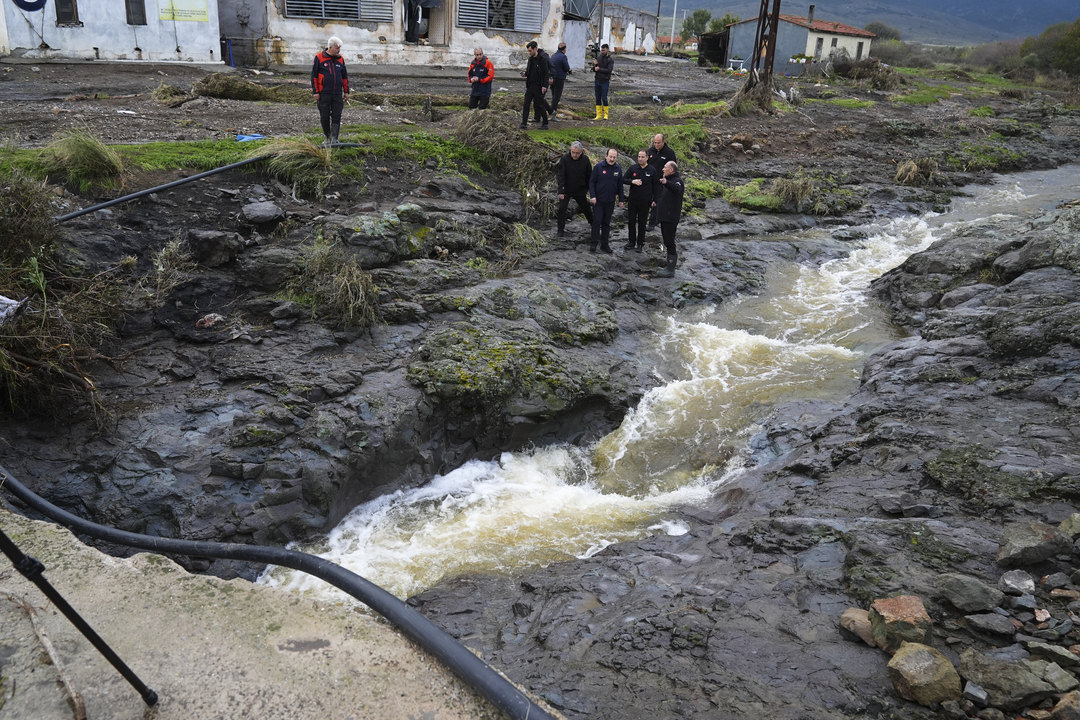 Foça'da sel nedeniyle kaybolan vatandaş için arama çalışmaları