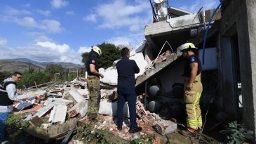 Bayraklı'da Patlama: İtfaiye Göçük Altındaki Yurttaşı Kurtardı