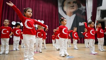 Bornova’da Minikler Cumhuriyet’i Coşkuyla Kutladı