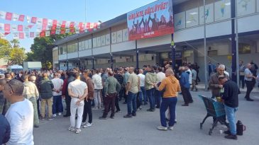 CHP İzmir'de Kongre Heyecanı: Yeni İl Başkanı Belli Olacak