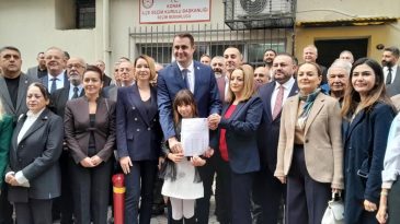 CHP İzmir'de Yeni Dönem: Güç Mazbatasını Aldı