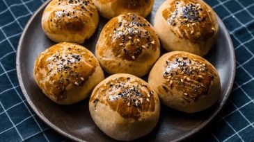 Ege Mutfağının Lezzeti: Yumuşak ve Otlu Ege Poğaçası Tarifi