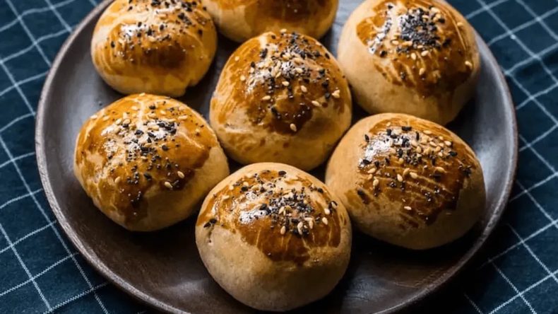 Ege Mutfağının Lezzeti: Yumuşak ve Otlu Ege Poğaçası Tarifi