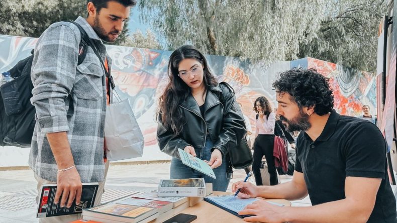 Gezici Kütüphane, Ege Üniversitesi Metro Durağında Öğrencilerle Buluşuyor