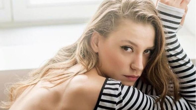 İngilizce Aksanıyla Dikkat Çeken Sarıkaya'nın Favori Şarkısı Gündem Oldu!