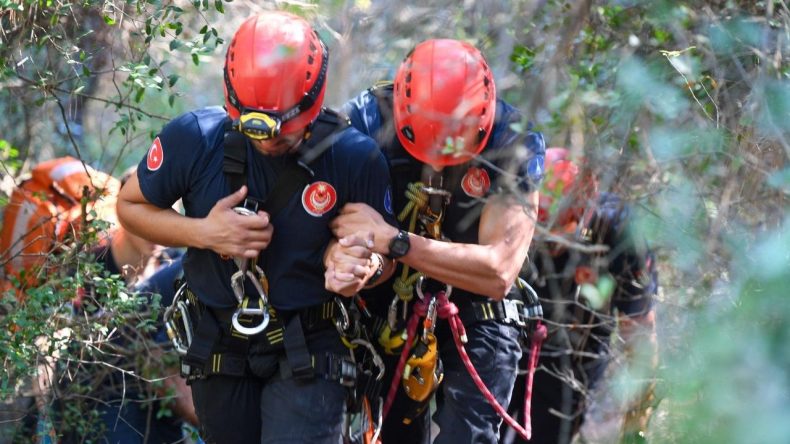 İzmir İtfaiyesi’nden Balçova Terapi Ormanları’nda başarı dolu kurtarma operasyonu