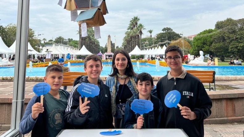 İzmir Kitap Fuarı'nda Kütüphaneler Ziyaretçilerini Bekliyor