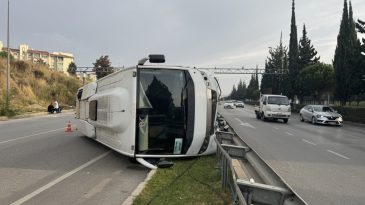 İzmir'de Kaza! Midibüs Devrildi
