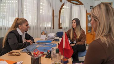 İzmir'de muhtarlarla dayanışma güçleniyor