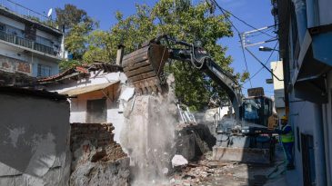 İzmir'de Tehlike Altındaki Binalar Belirlendi: İlk Yıkımlar Gerçekleşti, Metruk Yapılar Tarihe Karışıyor