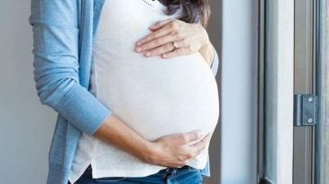 İzmir'de tüp bebek başarısızlığına çözüm: Embriyo yapıştırıcı yöntemiyle hamile kaldı, 5 yıllık çocuk hasreti sona erdi