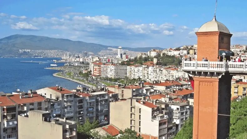 İzmir'deki Okulda Anlamlı Farkındalık: Öğretmenler Pembe Giyinerek Umuda Renk Katıyor