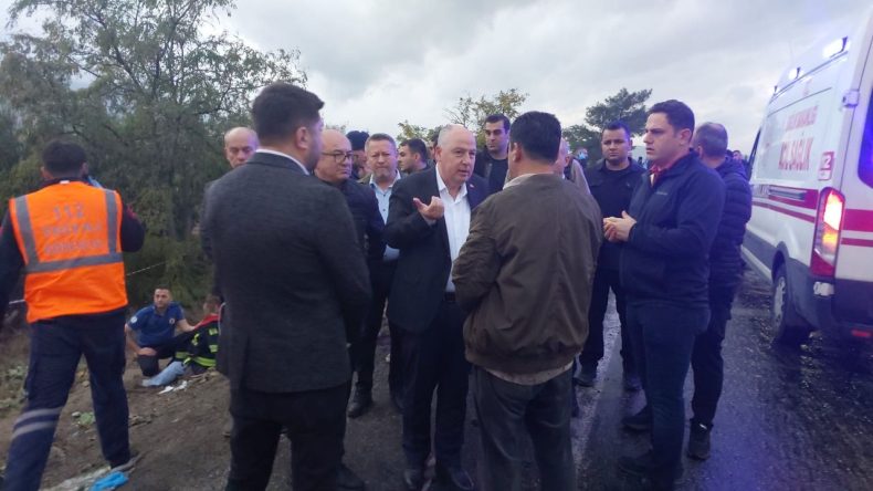 İzmir'den Dönüşte Turist Midibüsü Kaza Yaptı: Can Kaybı ve Yaralılar