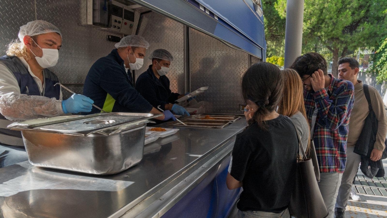 Başkan Tugay yemek dağıtımını takip ediyor