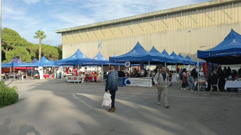 İzmirli Yazarların İZKİTAP Fuarı'na Eleştirisi: Üvey Evlat Olarak Görülüyoruz