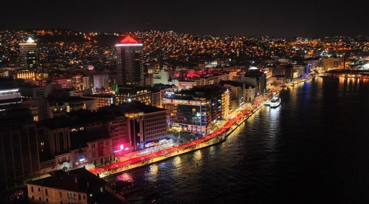 İzmirliler 29 Ekim’i coşkuyla kutladı: Cumhuriyet Meydanı kırmızı-beyaza büründü!