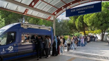 İzmir’de Anne Eli Gibi: Ücretsiz Yemek Dağıtımı Devam Ediyor