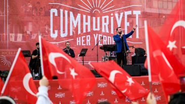 İzmir’de Cumhuriyet Coşkusu Tüm Kenti Sarıyor