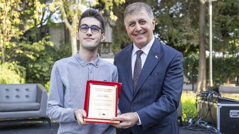 İzmir’de Edebiyat Hazinesi: Gençler Kalemleriyle Yaratıyor