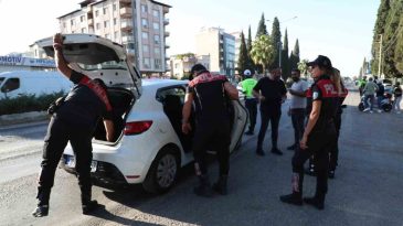 İzmir’de Geniş Kapsamlı Firari Operasyonu: 1 Haftada 718 Kişi Yakalandı